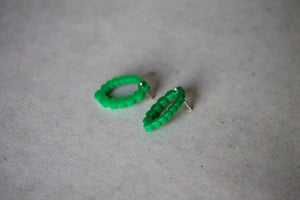 Pendiente de metacrilato verde manzana y plata