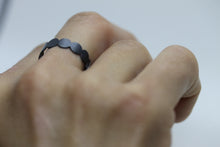 Cargar imagen en el visor de la galería, Anillo de plata oxidada mate